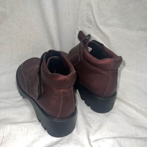 Wesley & Co. (Women's Size 7) Dark Brown/Maroon Ankle Boots with Velcro Strap - Picture 4 of 4